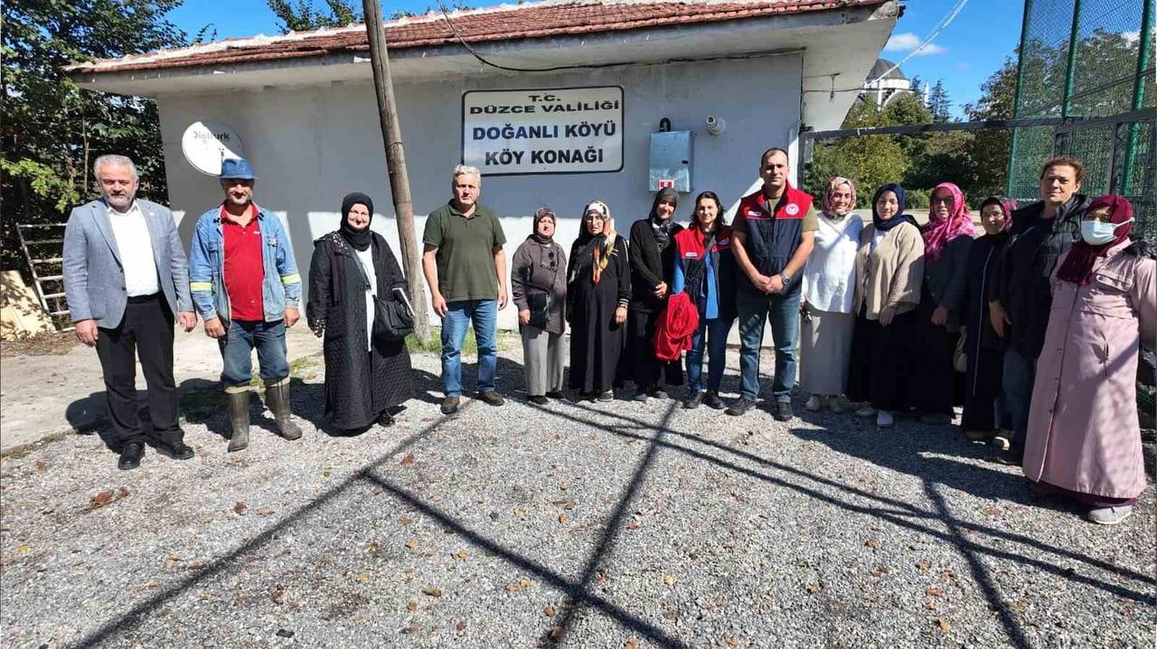 DÜZCE İL TARIM VE ORMAN MÜDÜRLÜĞÜ TEKNİK PERSONELİ TARAFINDAN, MERKEZ DOĞANLI KÖYÜNDE ÜRETİCİLERE...