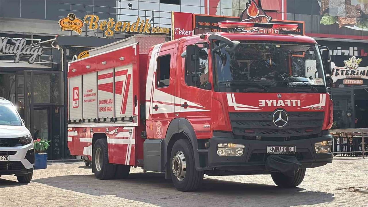 GAZİANTEP'TE BİR LOKANTANIN BACASINDA ÇIKAN YANGIN, İTFAİYE EKİPLERİNCE SÖNDÜRÜLDÜ.