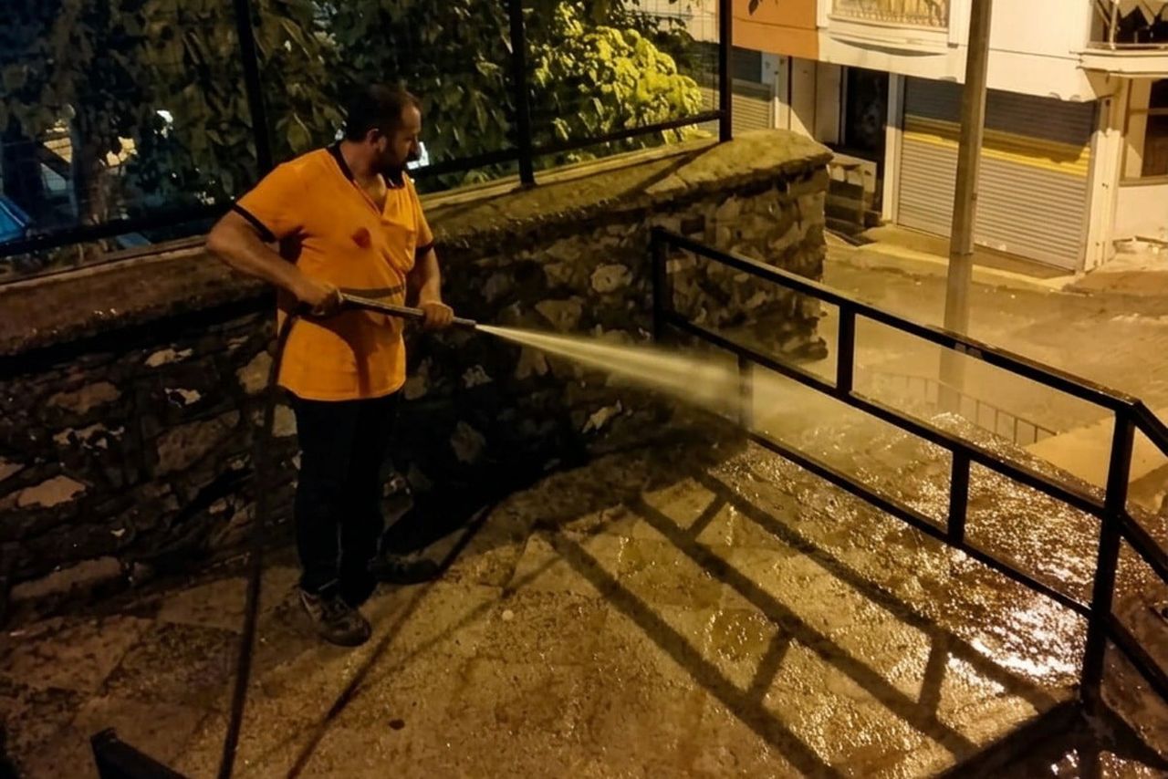 EFELER BELEDİYESİ TEMİZLİK İŞLERİ MÜDÜRLÜĞÜ EKİPLERİ, İLÇE GENELİNDE TEMİZLİK ÇALIŞMALARINI GECE...