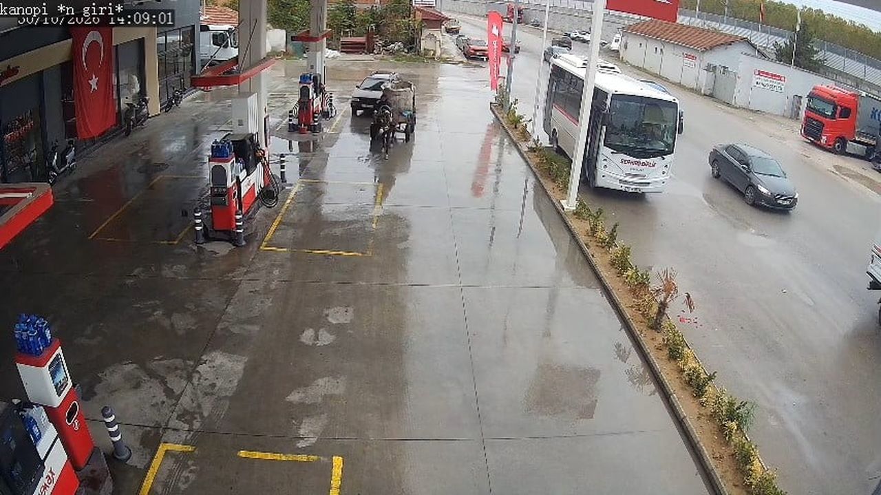YAKITI BİTEN BİR ARAÇ, YOLDAN GEÇEN AT ARABASININ YARDIMIYLA 2 KİLOMETRE BOYUNCA ÇEKEREK AKARYAKIT...