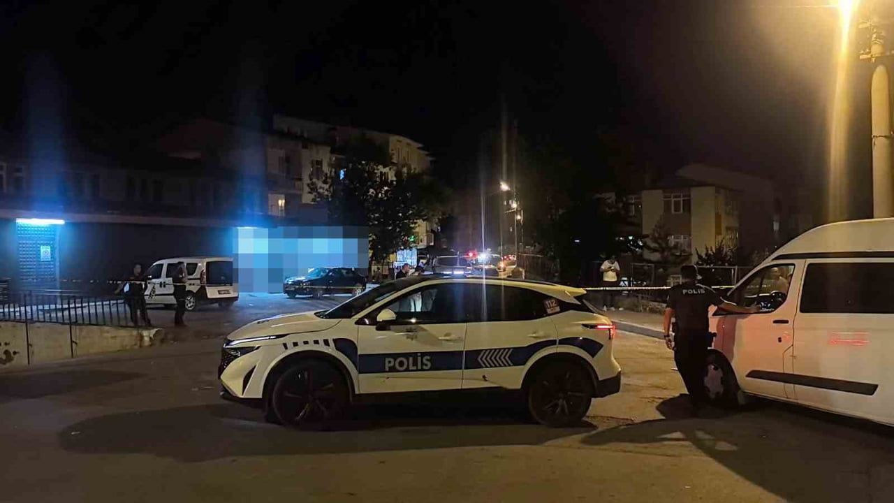 ERZURUM'UN YUNUSEMRE MAHALLESİ'NDE MEYDANA GELEN SİLAHLI KAVGADA BİR KİŞİ KASIK BÖLGESİNDEN...