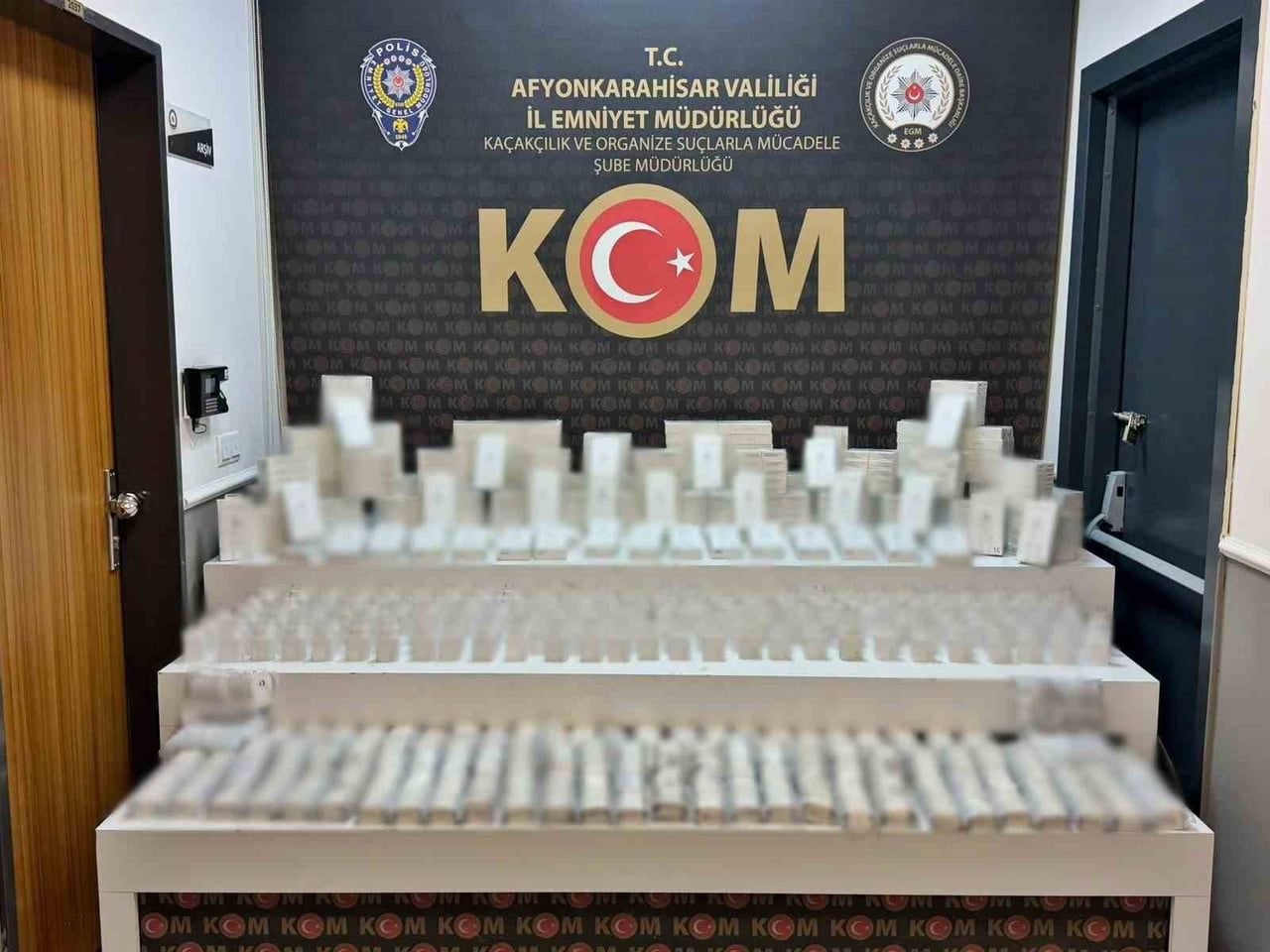 AFYONKARAHİSAR’DA POLİS TARAFINDAN ŞÜPHE ÜZERİNE DURDURULAN BİR ARAÇTA YAPILAN ARAMADA KAÇAK CEP...