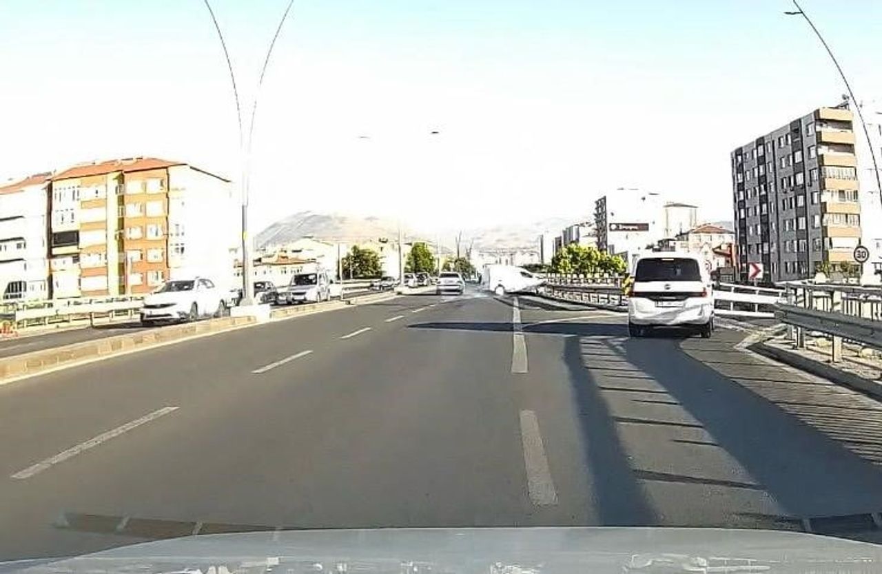 MADDİ HASARLA ATLATILAN KAZA ANI ARAÇ KAMERASINA YANSIDI.