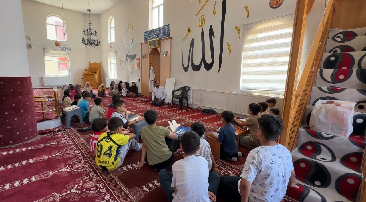 HAKKARİ'NİN YÜKSEKOVA İLÇESİNDE AÇILAN YAZ KUR'AN KURSLARINA KATILAN ÇOCUKLAR, KUR'AN-I KERİM...
