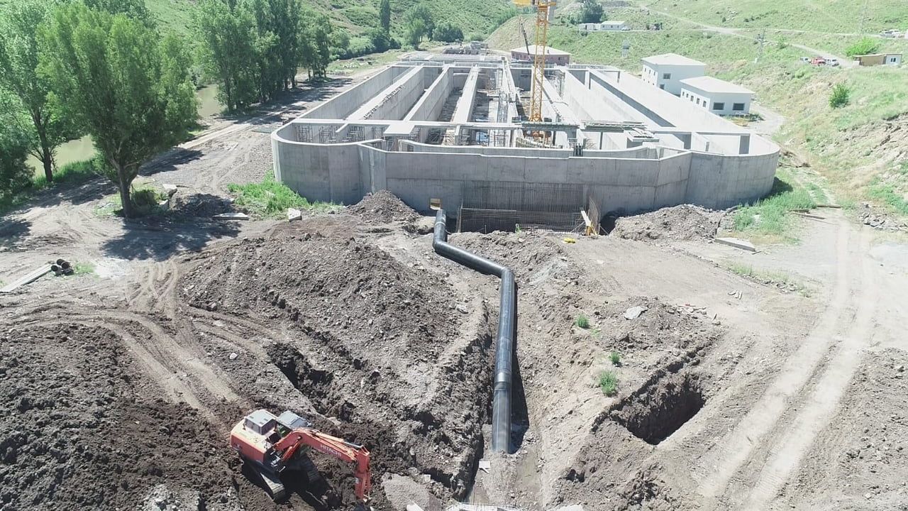 KARS’TA 523 BİN DEKAR TARIM ARAZİSİNE CAN SUYU OLACAK: ATIKSU ARITMA TESİSİNDE ÇALIŞMALAR YÜZDE...