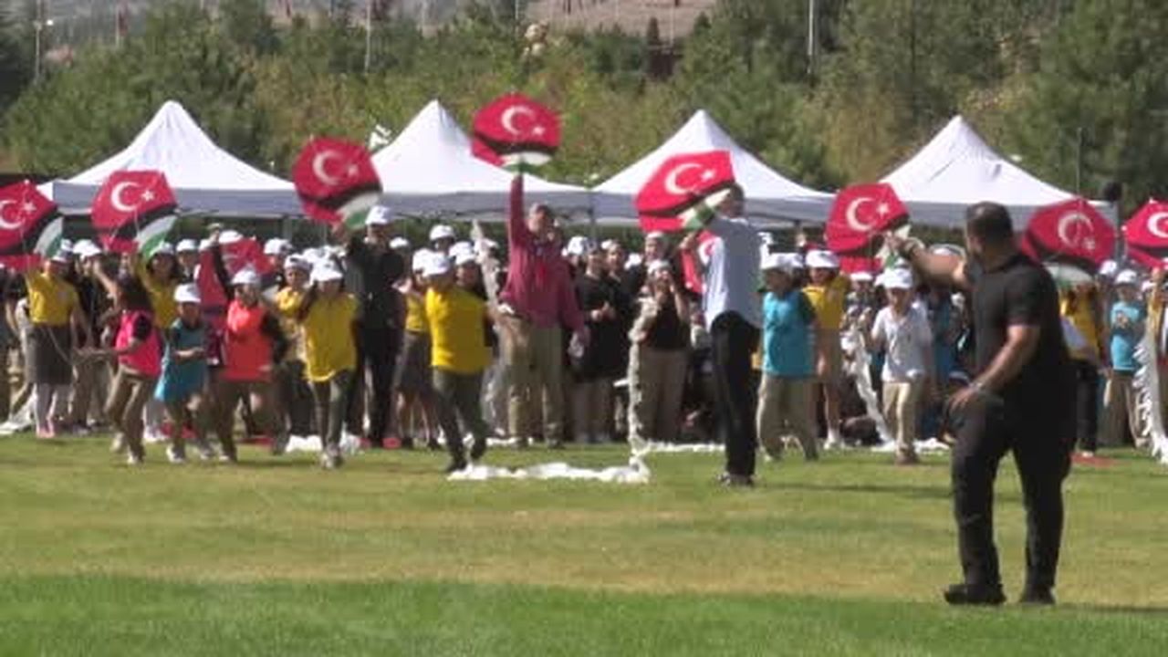 Gazzeli çocuklar için balon ve uçurtmalar gökyüzüne bırakıldı