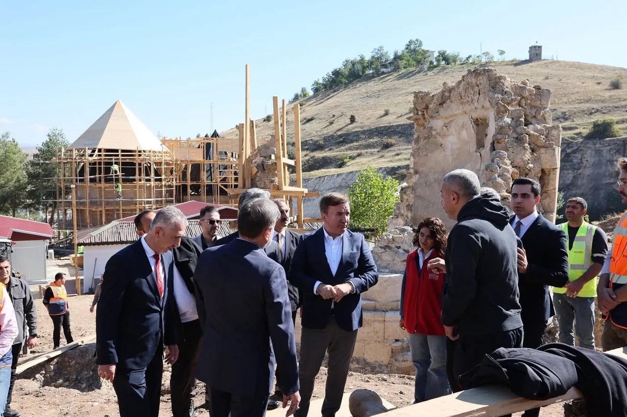 KEMAH SULTAN MELİK TÜRBESİ’NDEKİ RESTORASYON ÇALIŞMALARI İNCELENDİ