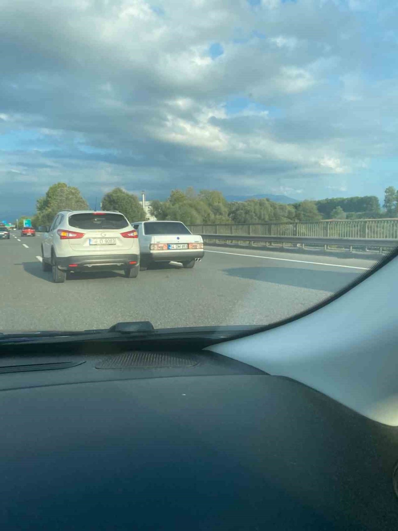 ANADOLU OTOYOLU SAKARYA GEÇİŞİNDE BİR OTOMOBİL SÜRÜCÜSÜNÜN YAPTIĞI TEHLİKELİ HAREKETLER...