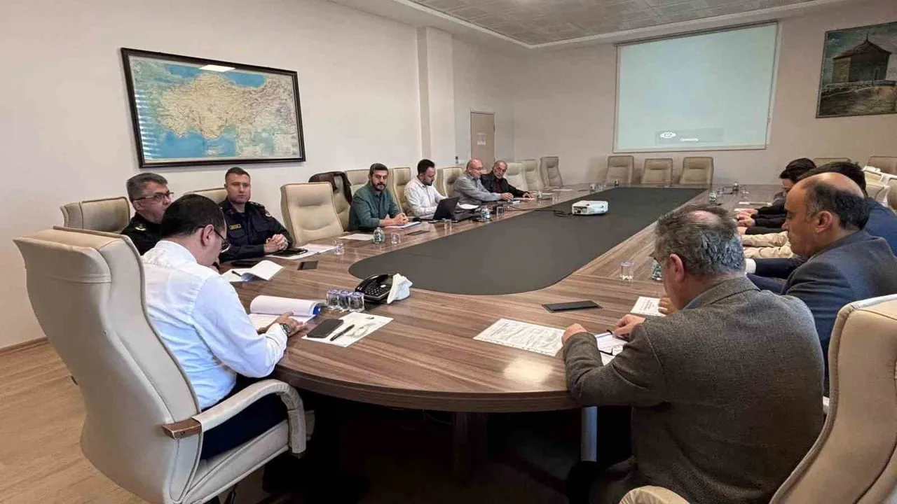 TAVŞANLI'DA LİGLER BAŞLARKEN İLÇE SPOR GÜVENLİK TOPLANTISI GERÇEKLEŞTİRİLDİ