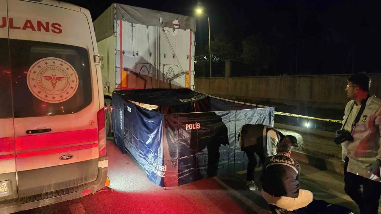 BALIKESİR'İN BANDIRMA İLÇESİNDE TIRIN DORSESİNE ÇARPAN MOTOSİKLETİN SÜRÜCÜSÜ HAYATINI...
