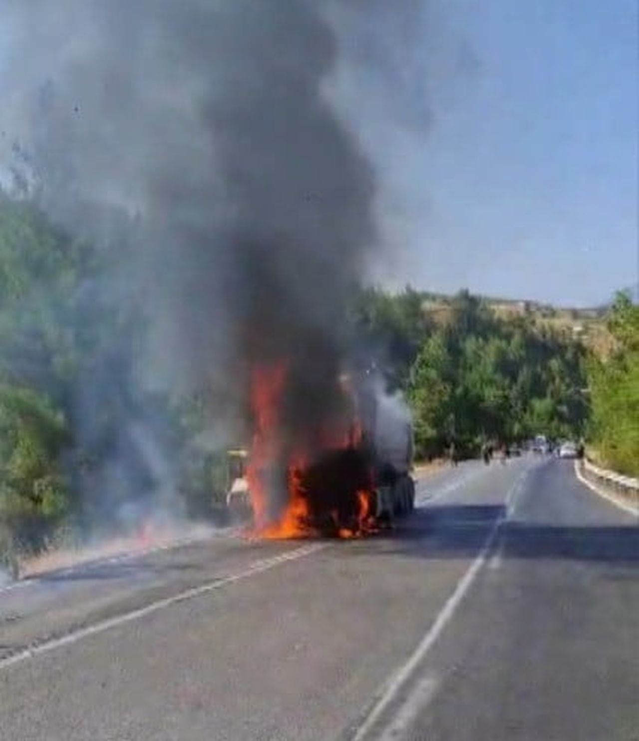 KAHRAMANMARAŞ'TA SEYİR HALİNDEKİ BİR KAMYON ALEV ALEV YANDI.