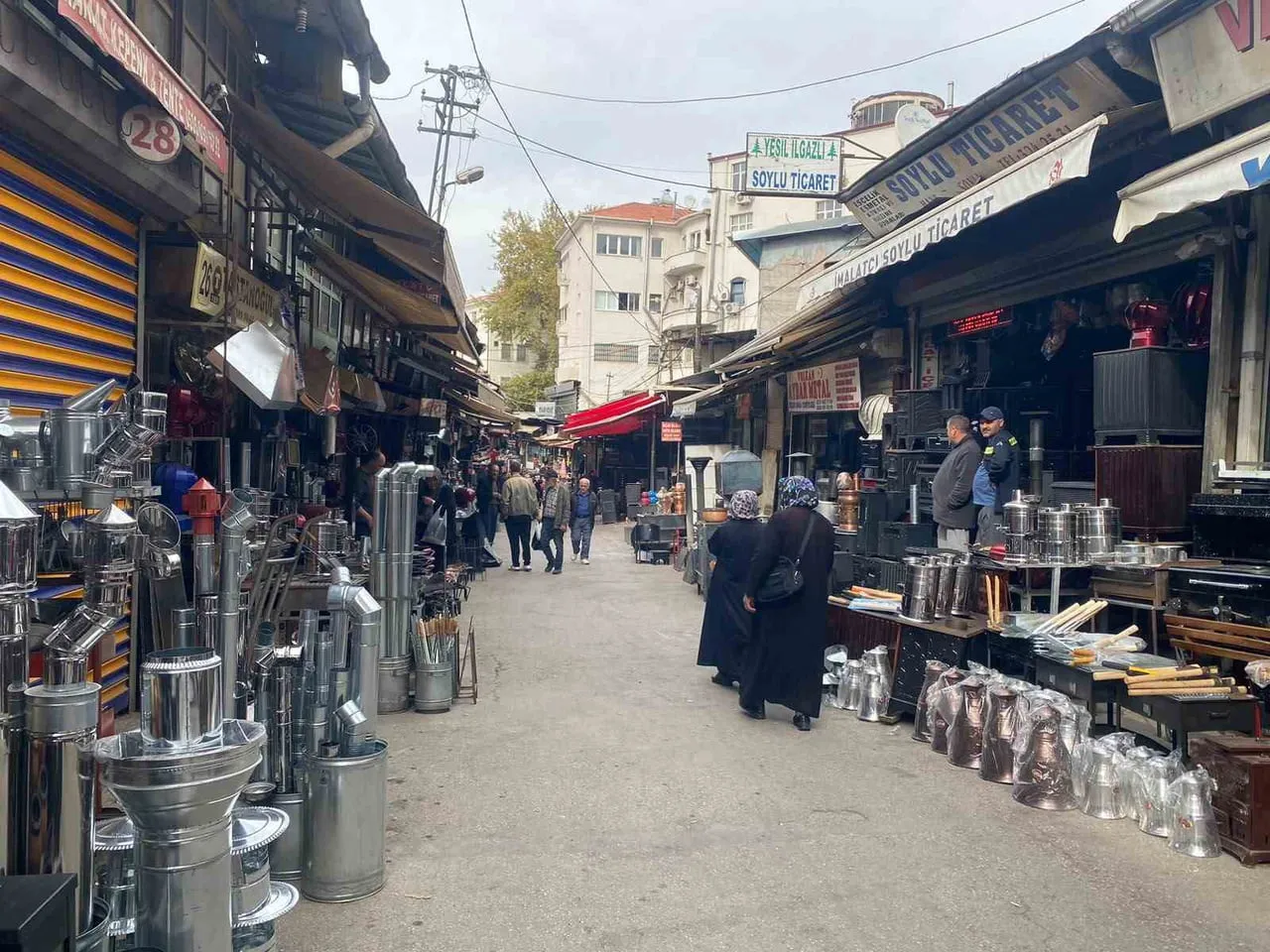 ANKARA SOBACILAR ÇARŞISI’NDA HAVALARIN SOĞUMASIYLA BİRLİKTE SOBA SATIŞLARI HIZ KAZANDI. YUVARLAK...