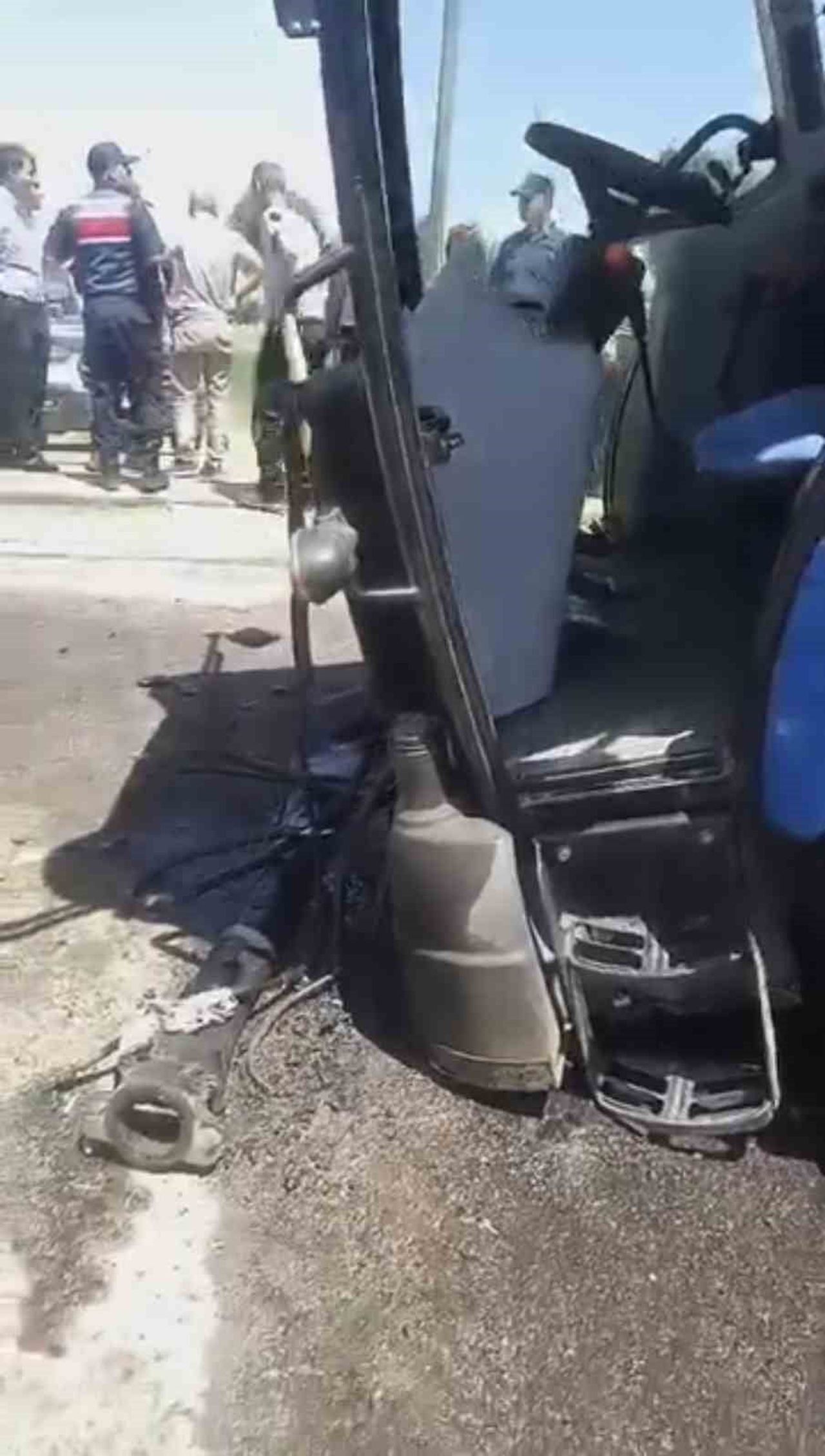 MUŞ MERKEZE BAĞLI GÜZELTEPE MAHALLESİ'NDEKİ HEMZEMİN GEÇİTTE YOLCU TRENİ İLE TRAKTÖR ÇARPIŞTI....