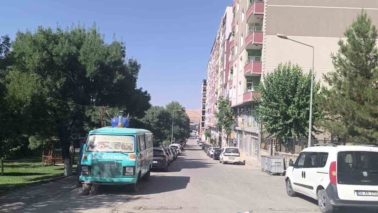 HAVA SICAKLIĞININ 45 DERECEYE KADAR YÜKSELDİĞİ İLÇEDE, ÖZELLİKLE ÖĞLE SAATLERİNDE CADDE VE...