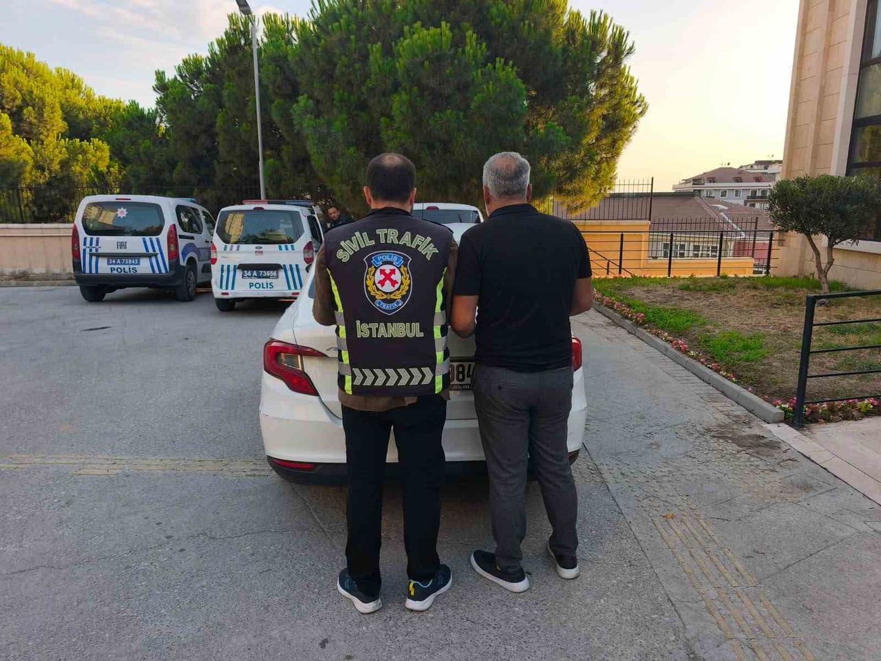 BEYLİKDÜZÜ'NDE ŞERİT DEĞİŞİKLİĞİ NEDENİYLE ÇIKAN KAVGADA TAKSİNİN ÖNÜNÜ KESİP, KÜFÜRLER SAVURARAK...