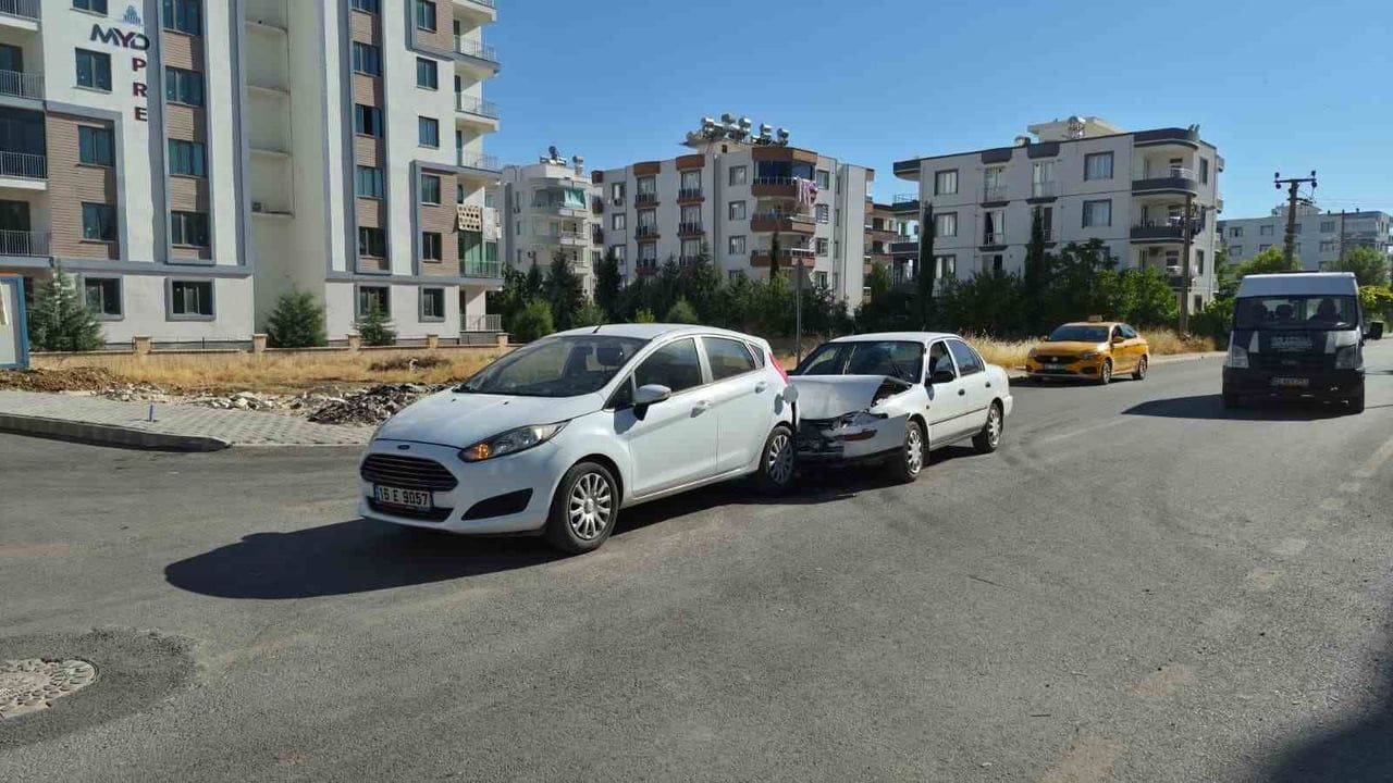 ADIYAMAN'DA İKİ OTOMOBİLİN ÇARPIŞMASI SONUCU MEYDANA GELEN TRAFİK KAZASINDA 1 KİŞİ...