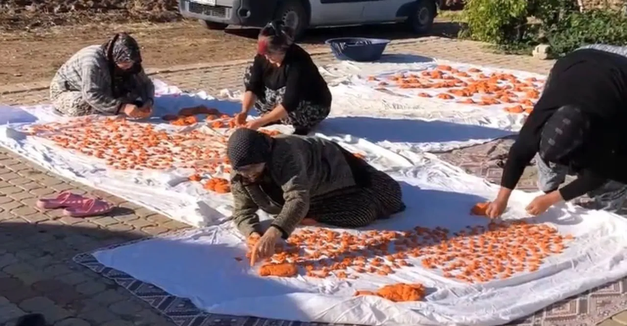 KADINLAR İMECE USULÜ İLE TARHANA DÖKTÜ