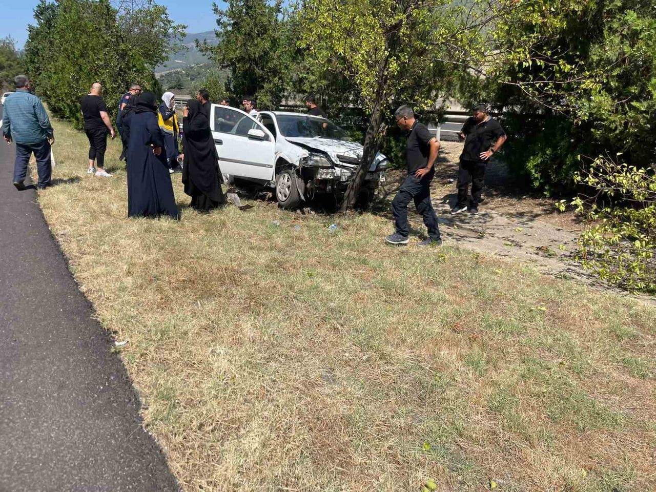 OSMANİYE'NİN BAHÇE İLÇESİNDE KONTROLDEN ÇIKARAK REFÜJE ÇIKAN OTOMOBİLİN AĞACA ÇARPMASI SONUCU 1...