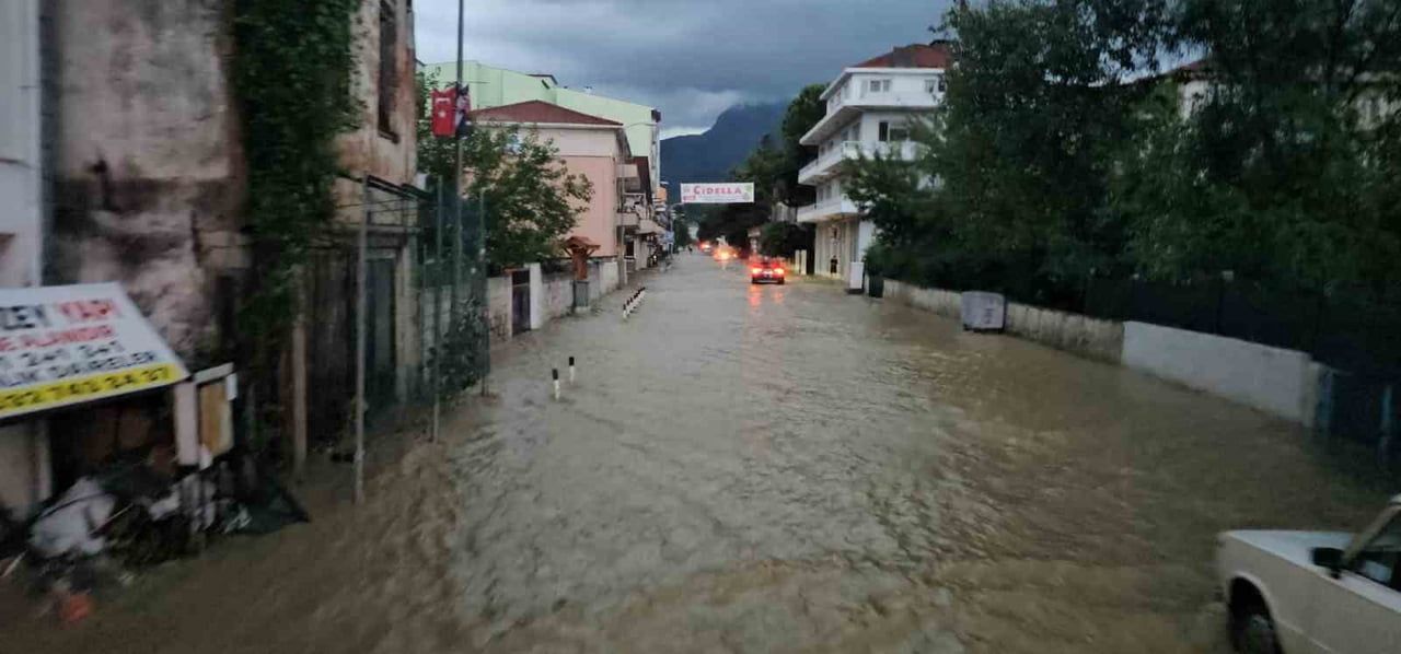 KASTAMONU’NUN CİDE İLÇESİNDE ŞİDDETLİ YAĞIŞ SELE NEDEN OLDU. SEL NEDENİYLE BAZI EV VE İŞYERLERİNİN...