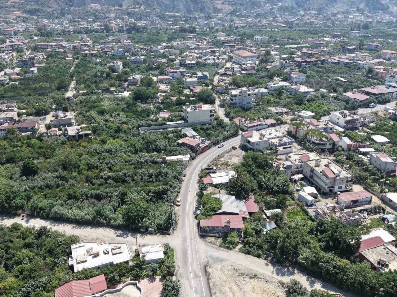 SAMANDAĞ SUTAŞI MAHALLESİ ABDİ İPEKÇİ CADDESİ’NDE TAMAMLANAN BETON ASFALT ÇALIŞMASINDAN...