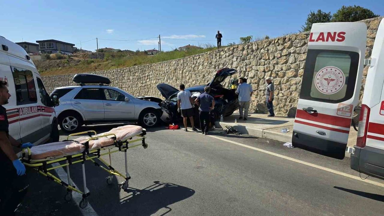 ESENKÖY BELDESİNDE İKİ OTOMOBİLİN ÇARPIŞMASI SONUCU 4 KİŞİ YARALANDI.