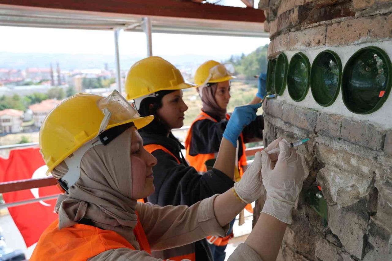 RESTORASYON SIRASINDA BULUNAN VE GİZEMİ UZMANLAR TARAFINDAN ÇÖZÜLEN YEŞİL RENKLİ ÇANAKLARIN...