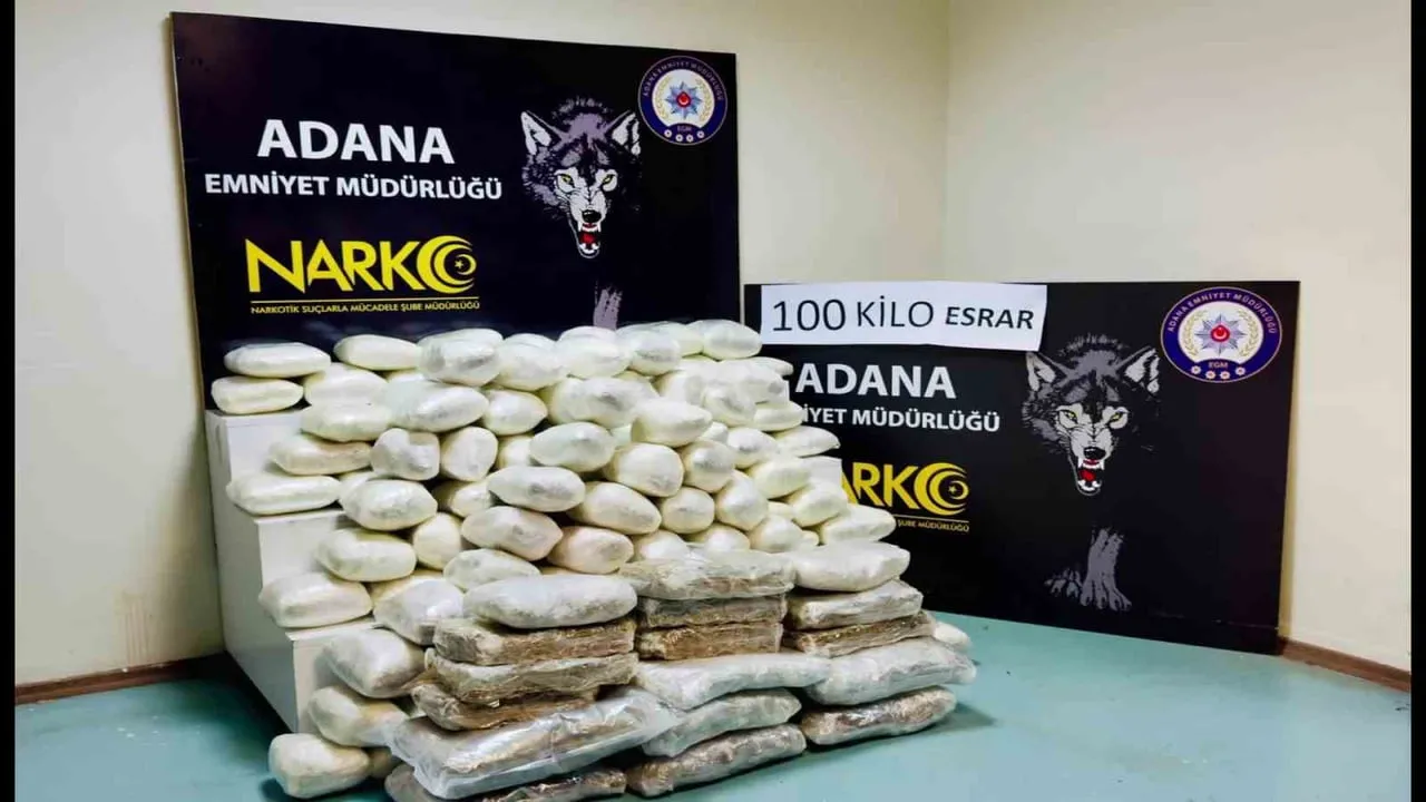 ADANA’DA BİR DEPOYA YAPILAN BASKINDA BAVULLARIN İÇERİSİNDE 100 KİLOGRAM ESRAR ELE...