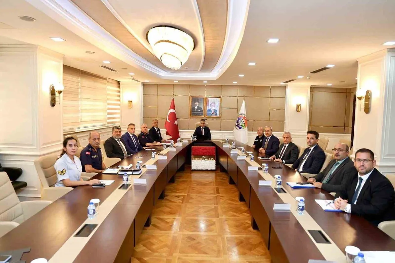 KARABÜK VALİSİ OKTAY ÇAĞATAY BAŞKANLIĞINDA, 2026-2027 EĞİTİM ÖĞRETİM YILINDA ÖĞRENCİLERİN GÜVENLİ...