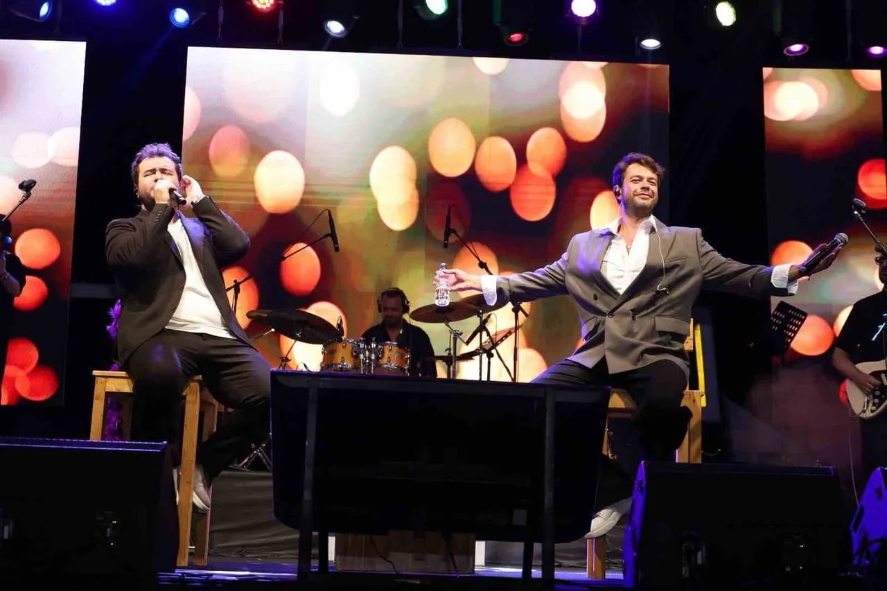ALAÇAM İLÇESİNDE DÜZENLENEN GEYİKKOŞAN YAZ KONSERLERİ'NİN İLK GECESİNDE SAFA SARI VE ATAKAN ÇELİK...