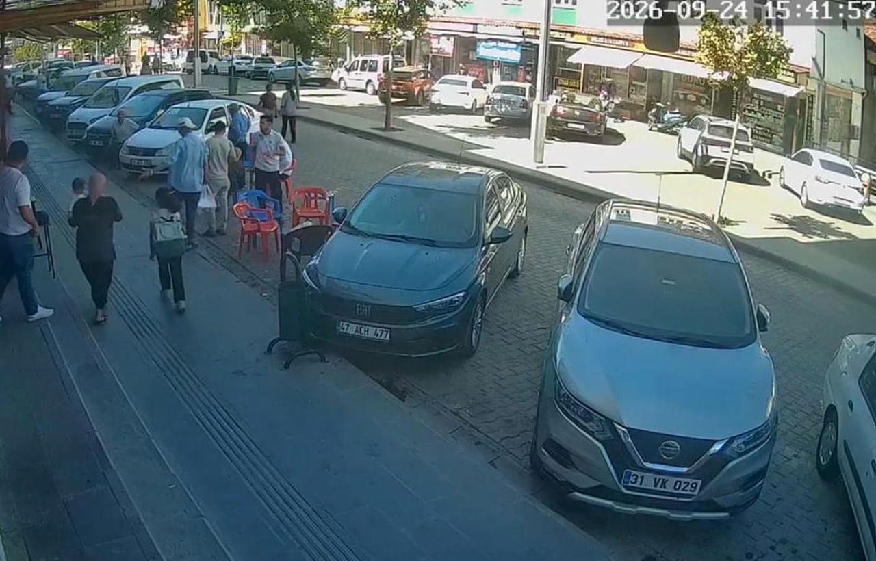 KENTTE HİSSEDİLEN DEPREM ANI GÜVENLİK KAMERALARINA YANSIDI, DEPREMİ HİSSEDEN VATANDAŞLARIN DIŞARI...