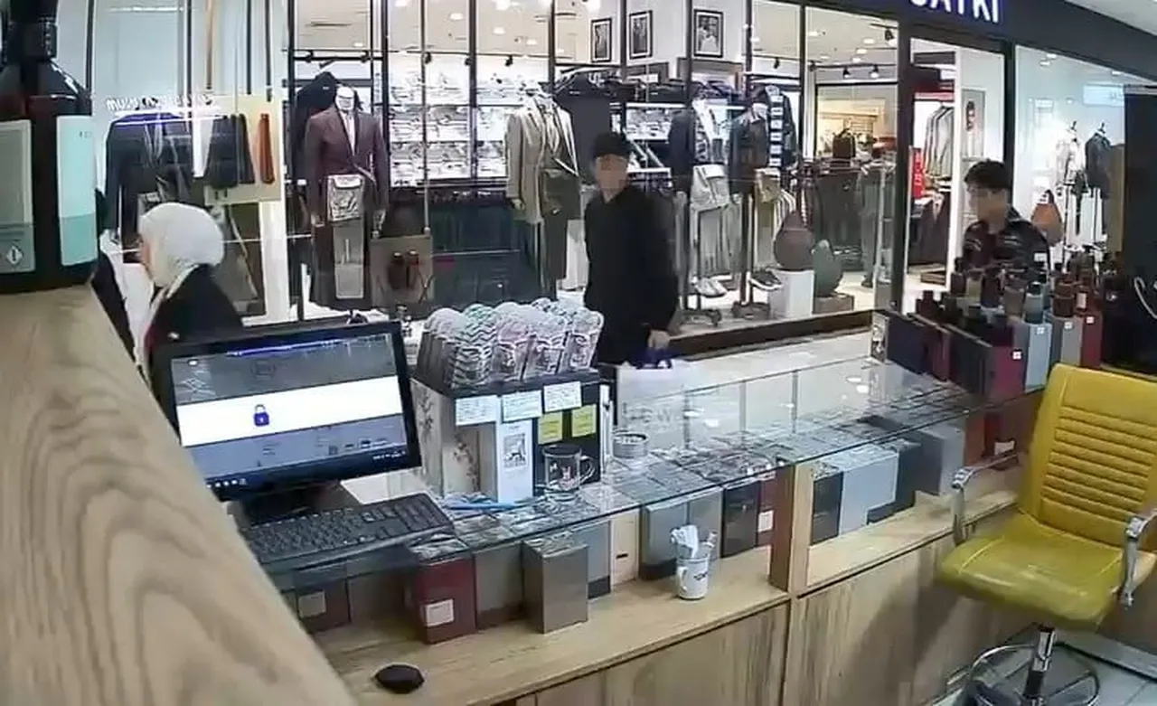 ELAZIĞ’DA BİR ÇOCUK, KOKLADIĞI PARFÜM HOŞUNA GİDİNCE CEBİNE KOYUP İŞLETMEDEN HIZLICA UZAKLAŞTI. O...