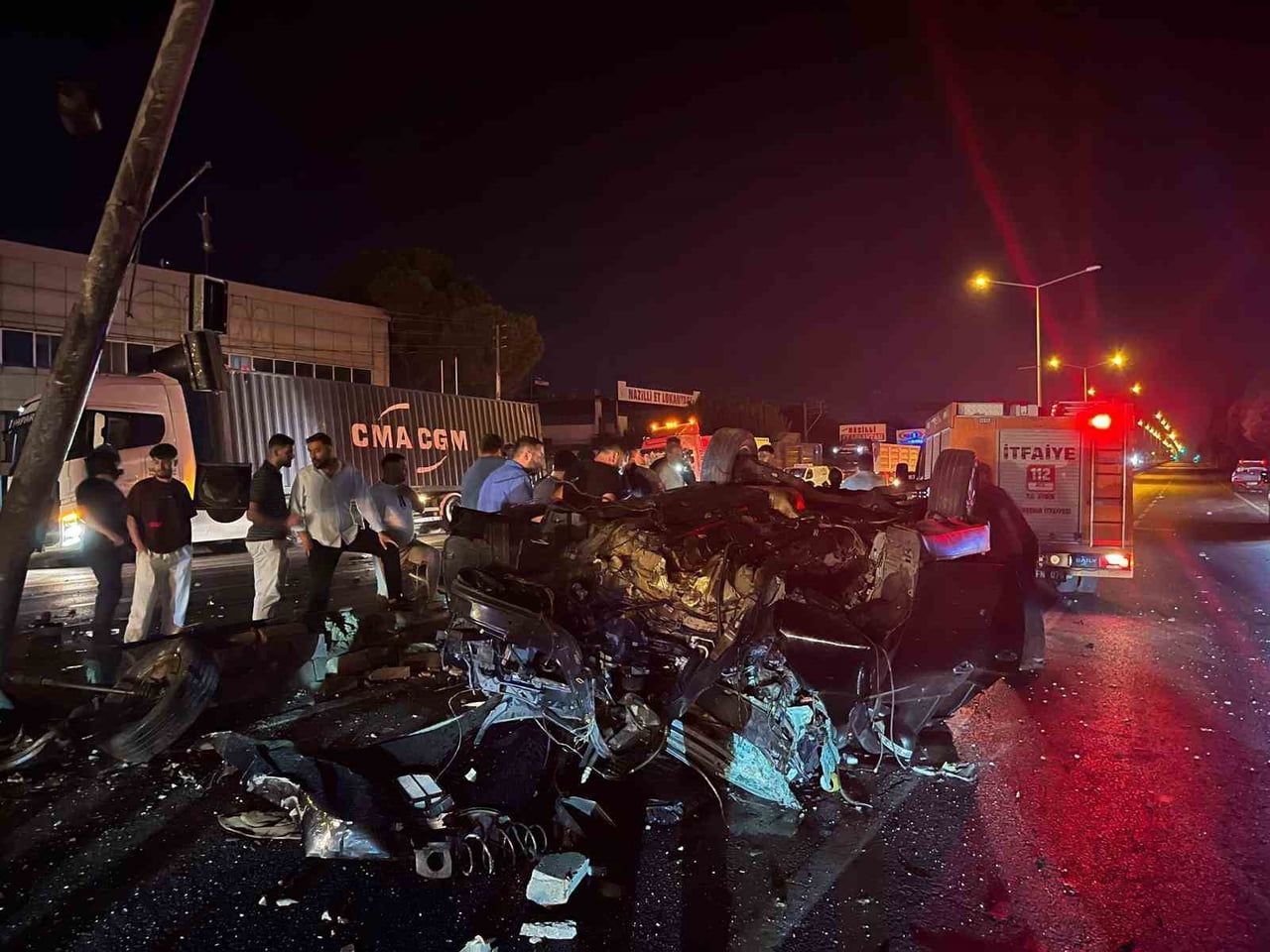NAZİLLİ İLÇESİNDE KONTROLDEN ÇIKARAK DİREĞE ÇARPAN HYUNDAİ MARKA ARAÇ PARAMPARÇA OLURKEN...