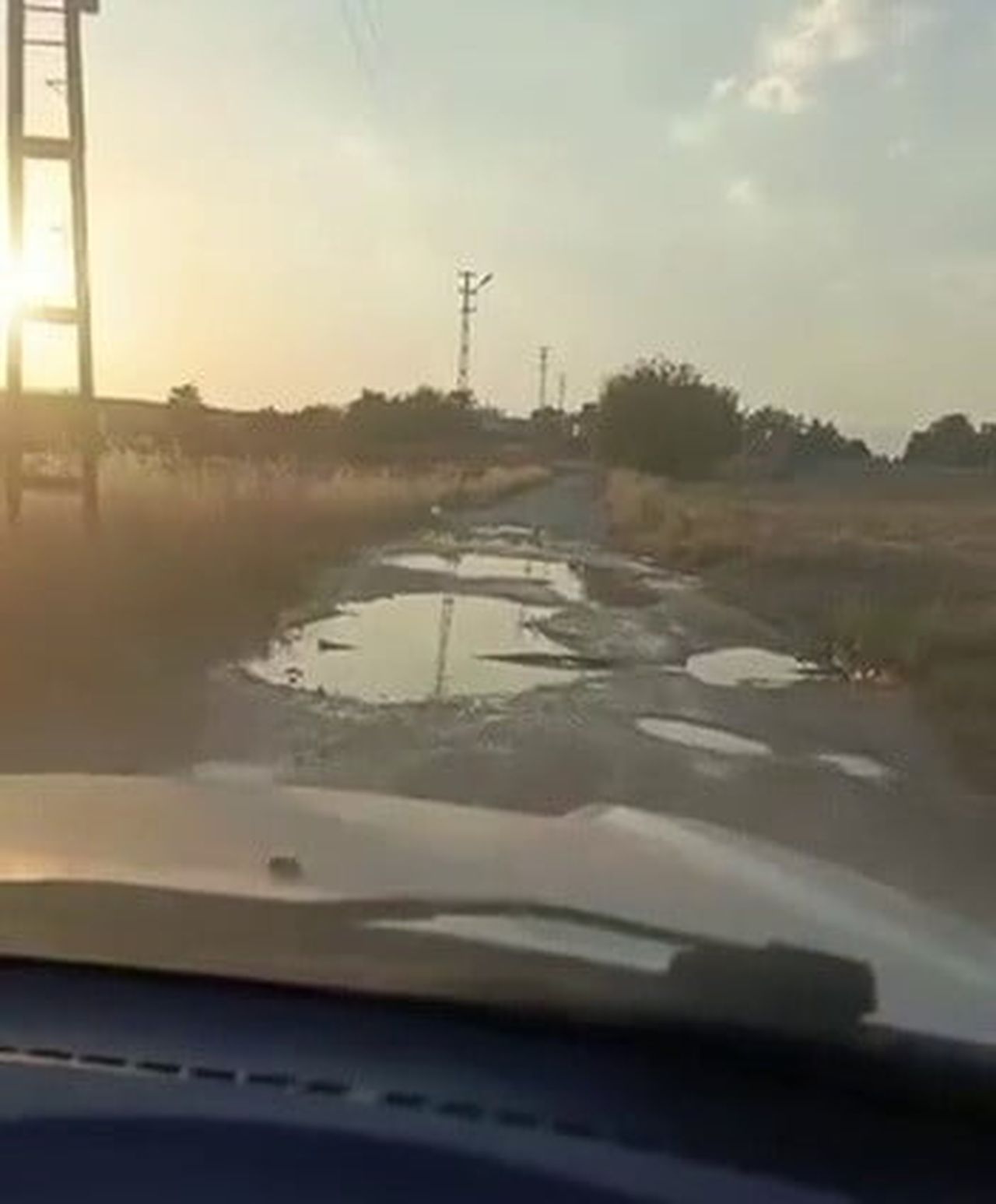 ADIYAMAN’DA, ÇÖKME VE ÇUKURLARDAN GEÇİLMEYEN KÖY YOLU SÜRÜCÜLERE ZOR ANLAR YAŞATIYOR.