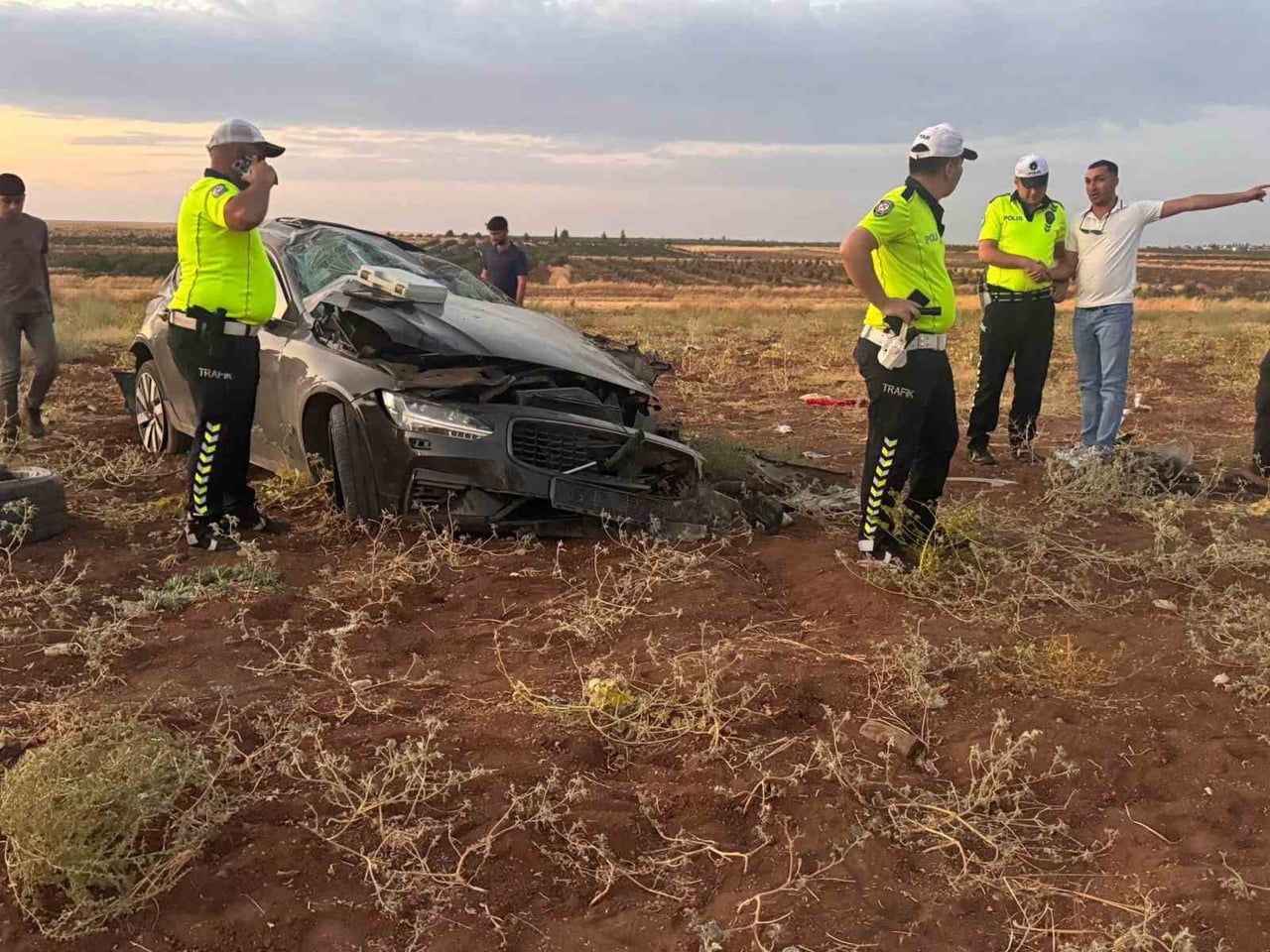 ŞANLIURFA’DA DEVRİLEN OTOMOBİL HURDAYA DÖNDÜ: 9 YARALI