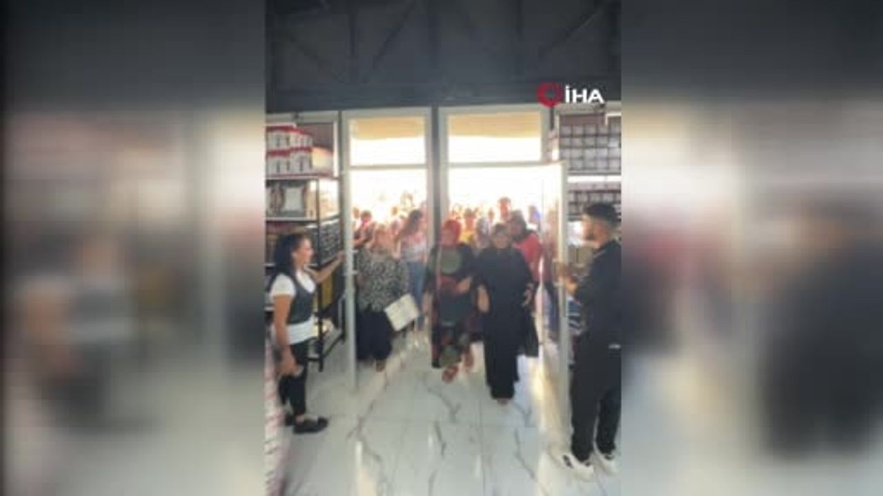 Züccaciye mağaza açılışında vatandaşların yoğun ilgisi izdihama neden oldu