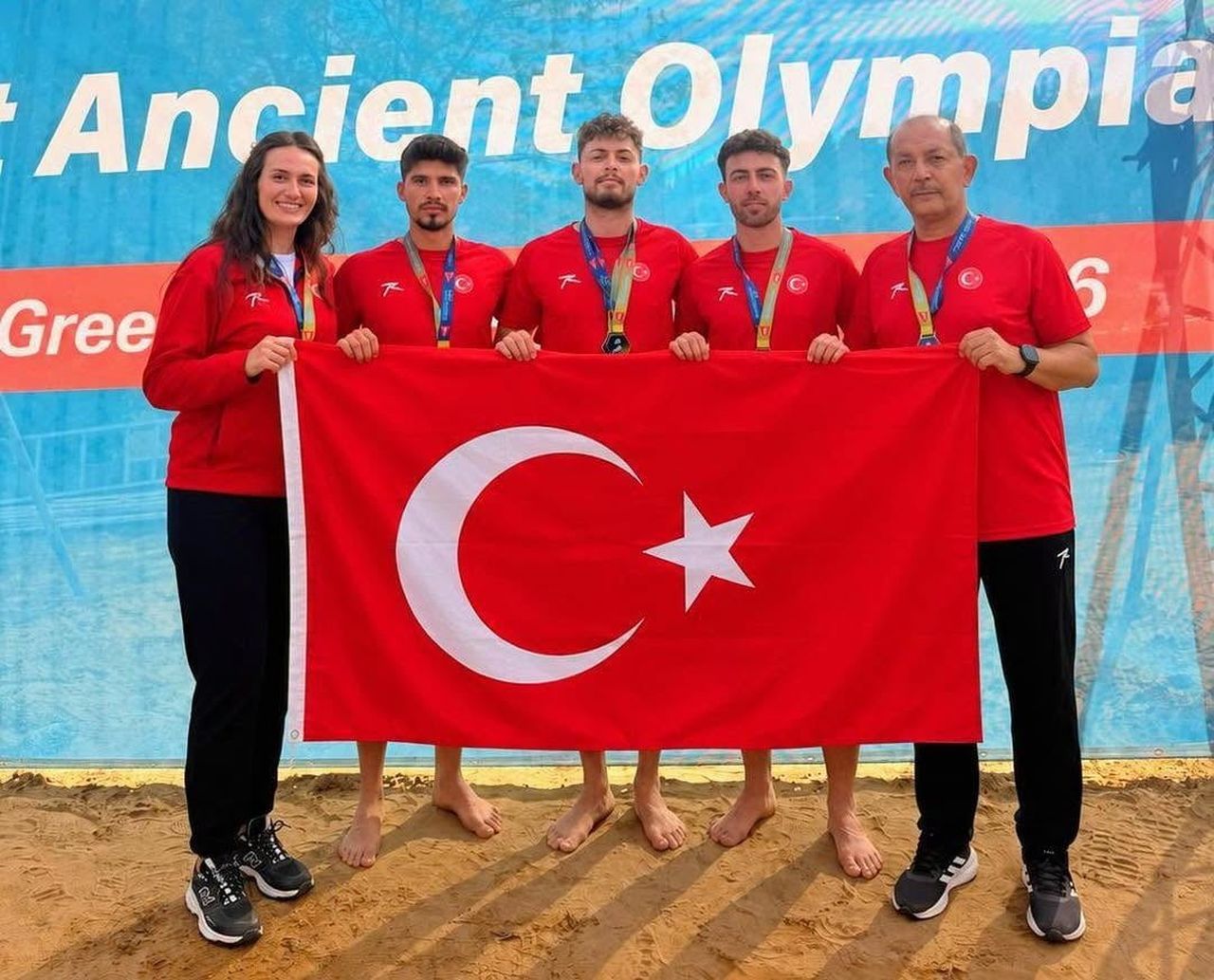 ERZİNCANLI MİLLİ SPORCULARIN YER ALDIĞI TÜRKİYE, AİR BADMİNTON'DA AVRUPA İKİNCİSİ OLDU