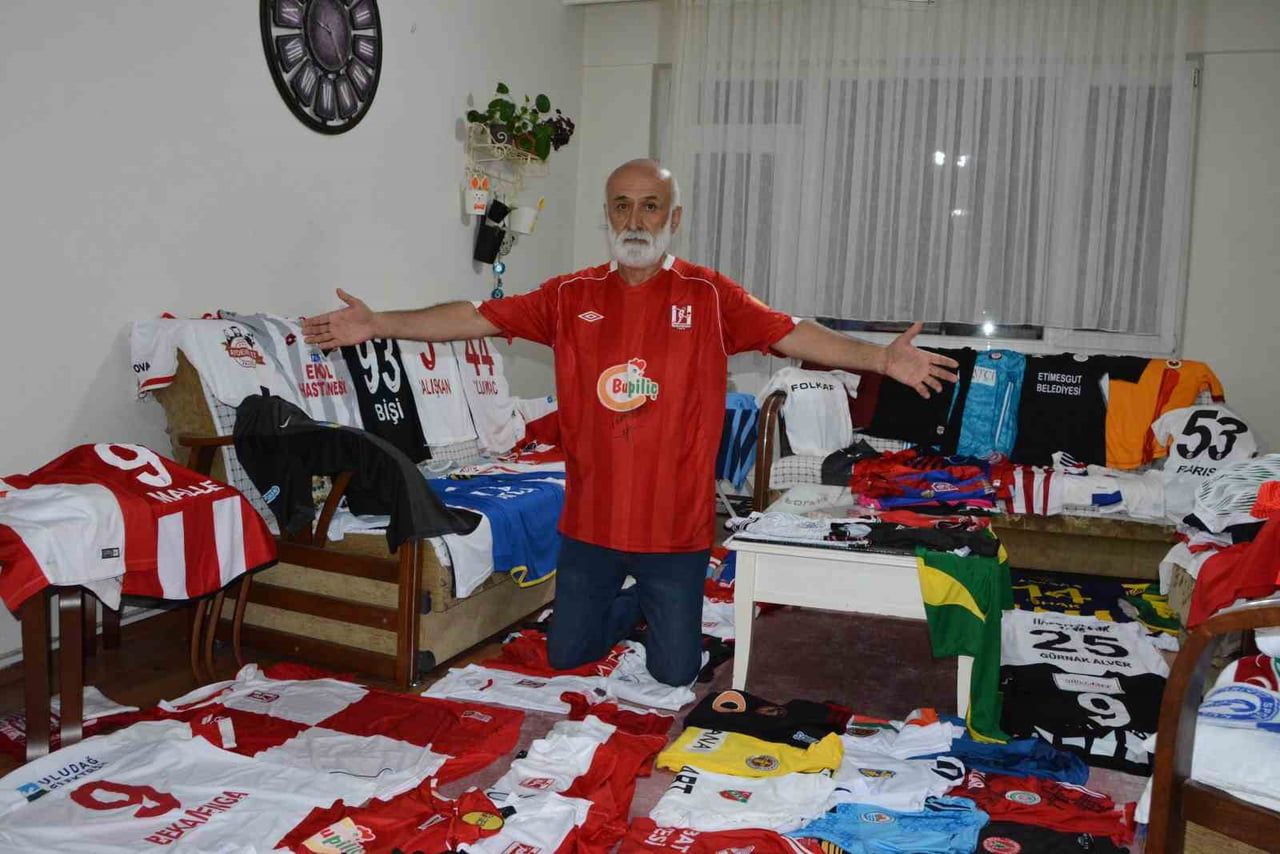 BALIKESİR'DE SPOR MUHABİRİ CENGİZ GÜNEŞ'İN, YILLAR İÇİNDE FUTBOLCULARDAN HEDİYE OLARAK ALDIĞI...
