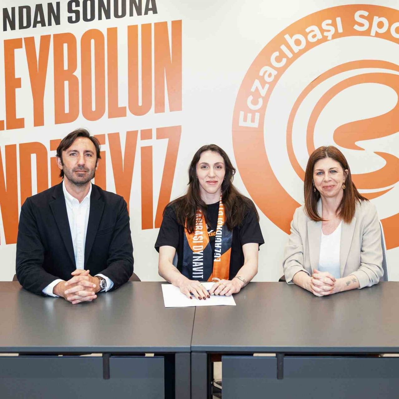 ECZACIBAŞI DYNAVİT, MİLLİ OYUNCU ASLI KALAÇ'I RENKLERİNE BAĞLADI (ALİ ATALIK- ASLI KALAÇ- BİLUN...