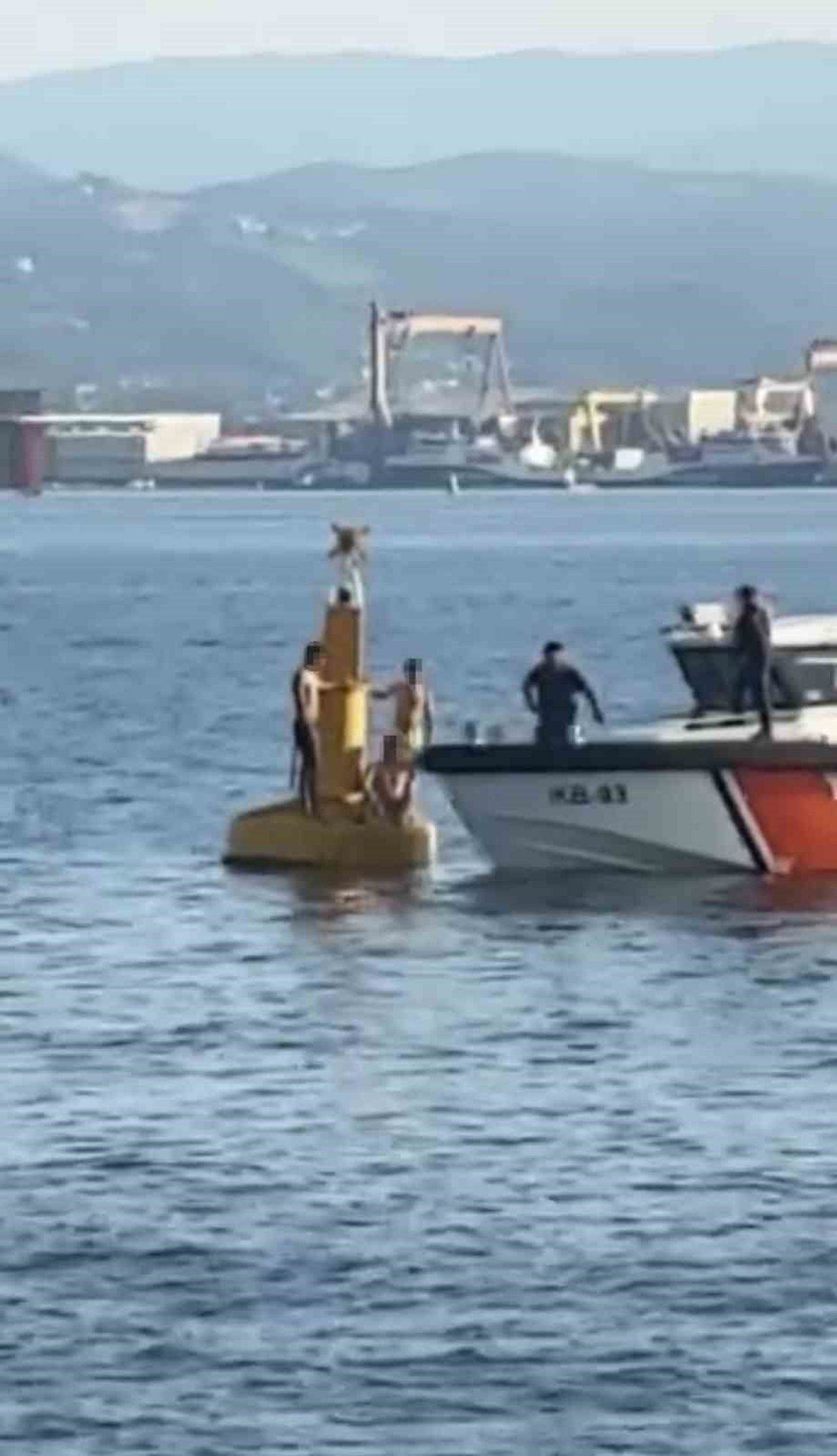 OSMANGAZİ KÖPRÜSÜ’NÜN KOCAELİ AYAĞINDA DENİZE GİREN 3 KİŞİ, BOĞULMAMAK İÇİN ÇIKTIKLARI DENİZ...