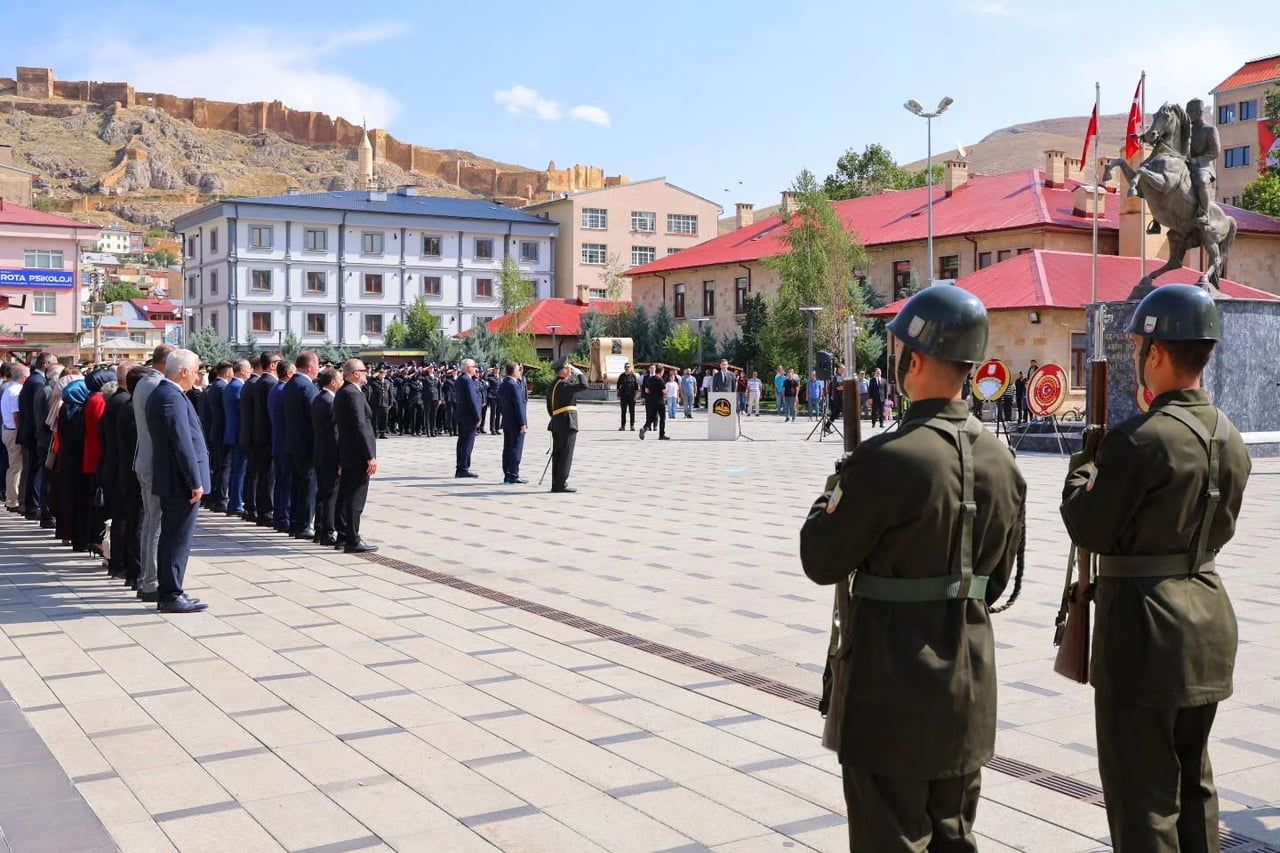 BAYBURT’TA 30 AĞUSTOS ZAFER BAYRAMI’NIN 104. YIL DÖNÜMÜ DOLAYISIYLA TÖREN DÜZENLENDİ