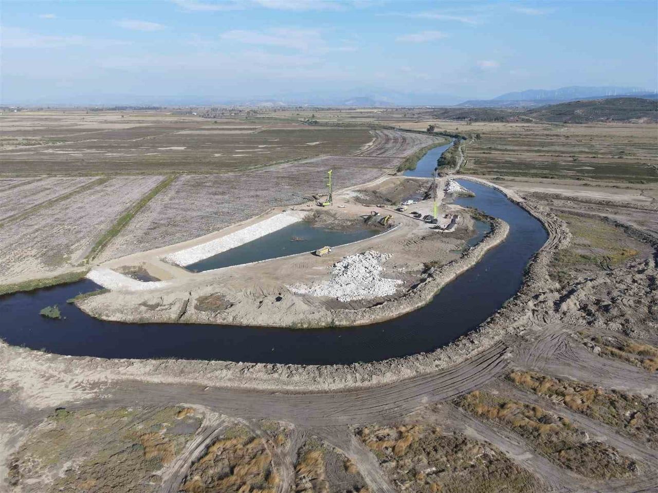 AYDIN’IN SÖKE İLÇESİNDE 440 MİLYON TL YATIRIMLA İNŞA EDİLEN REGÜLATÖR, TARIM ARAZİLERİNİ TUZLU SU...
