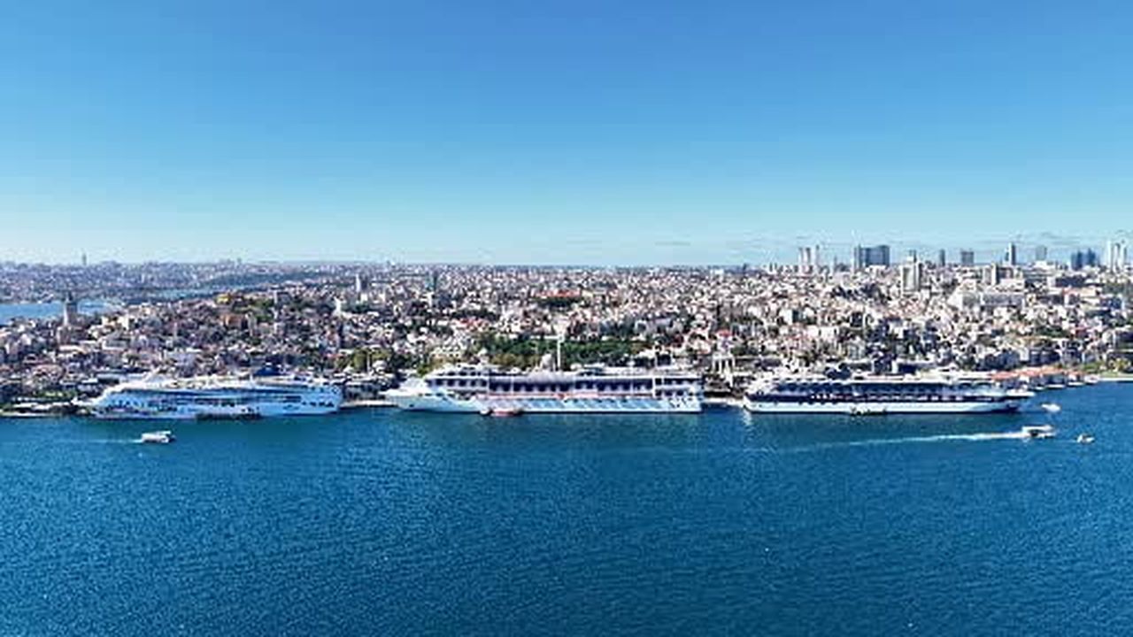 İstanbul siluetine eşlik eden 3 kruvaziyer böyle görüntülendi