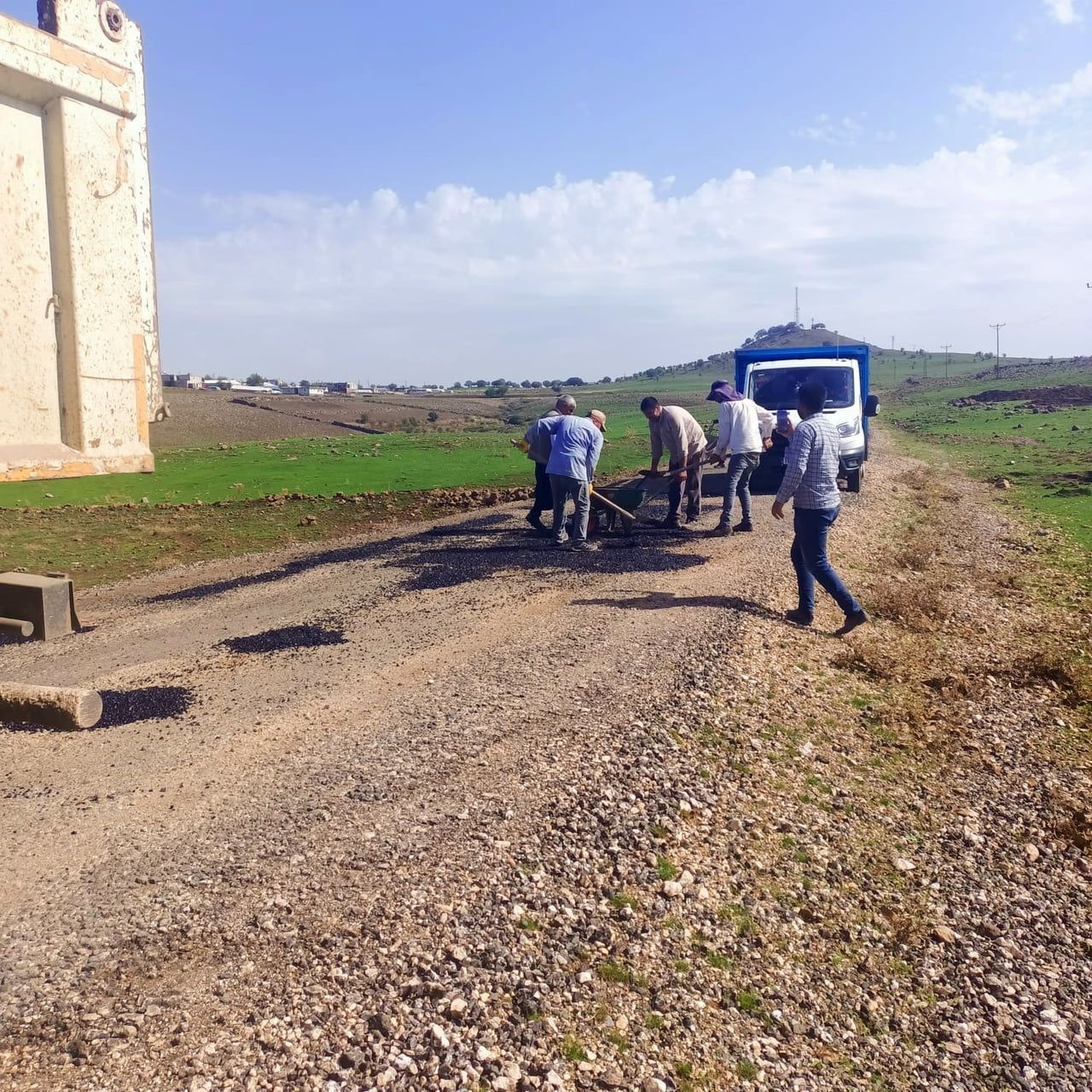DİYARBAKIR’IN ÇERMİK İLÇESİ İKİÇELTİK MAHALLESİ'NDE VATANDAŞLAR, MAHALLE YOLLARININ ONARIMINI...