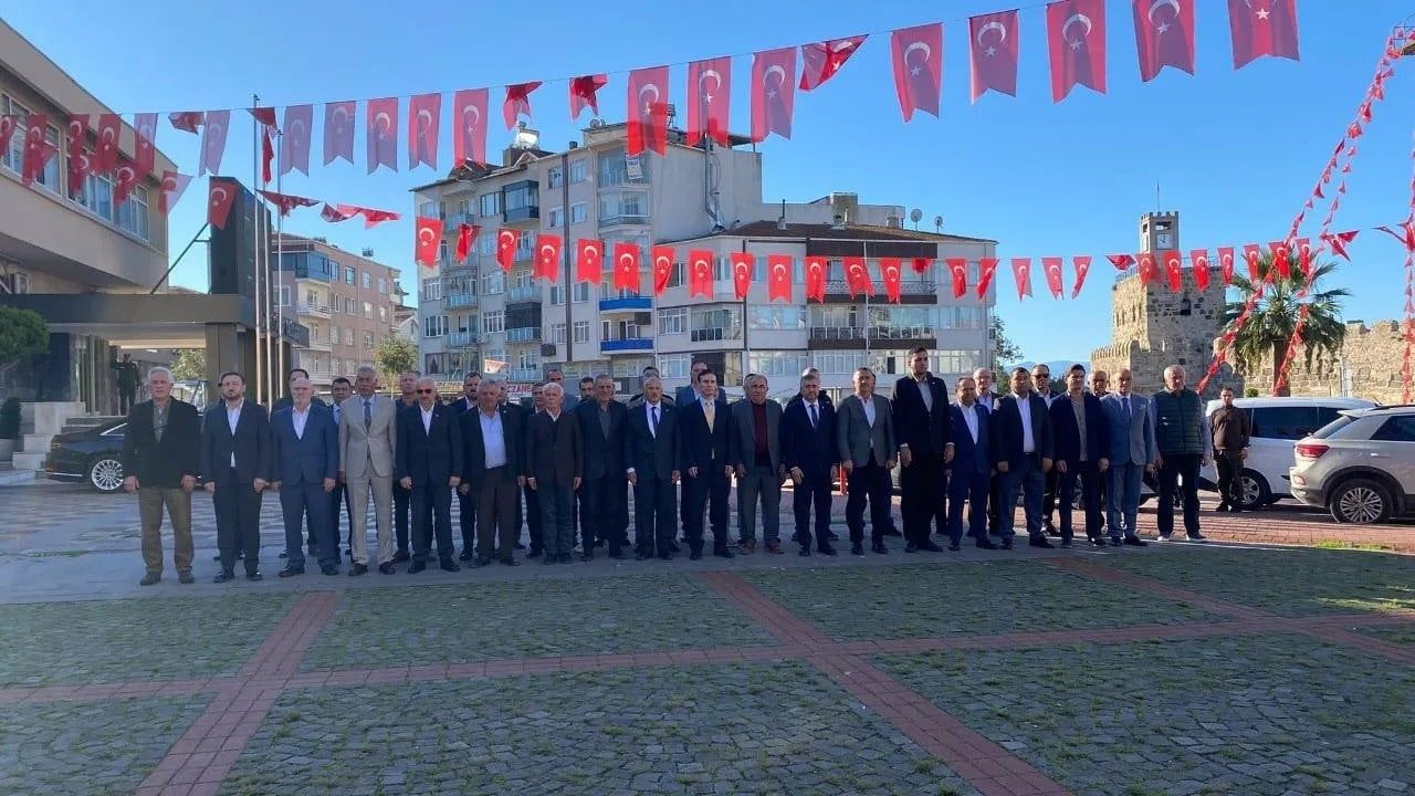 SİNOP’TA 19 EKİM MUHTARLAR GÜNÜ DOLAYISIYLA HÜKÜMET MEYDANI’NDAKİ ATATÜRK ANITI ÖNÜNDE ÇELENK...
