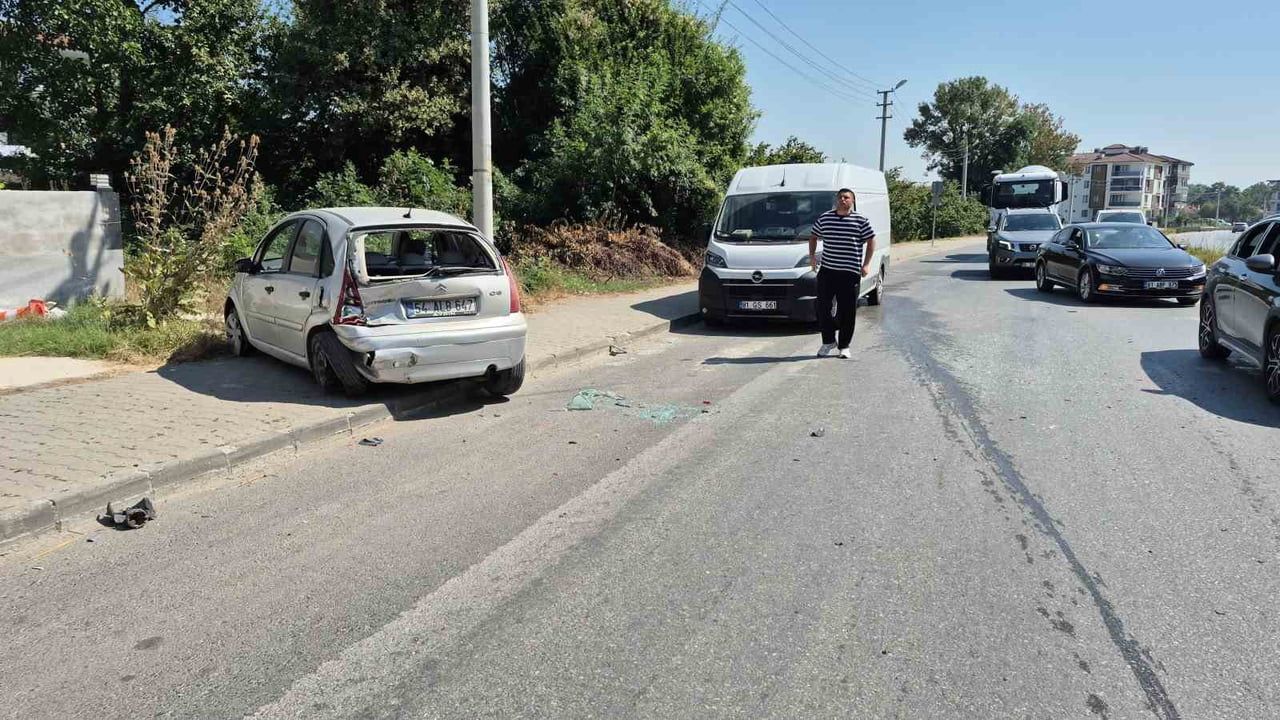 DÜZCE’DE MEYDANA GELEN KAZADA MİNİBÜSÜN ÇARPTIĞI OTOMOBİL YOLDAN ÇIKARAK KALDIRIMDA DURDU. KAZADA...