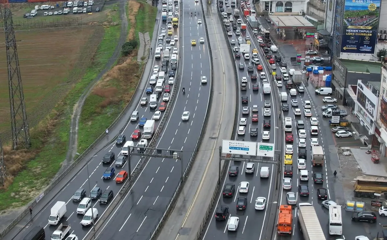 SAĞANAK YAĞIŞ SONRASI  AVCILAR BEYLİKDÜZÜ VE KÜÇÜKÇEKMECE İSTİKAMETLERİNDE YOĞUN TRAFİK OLUŞTU. ...