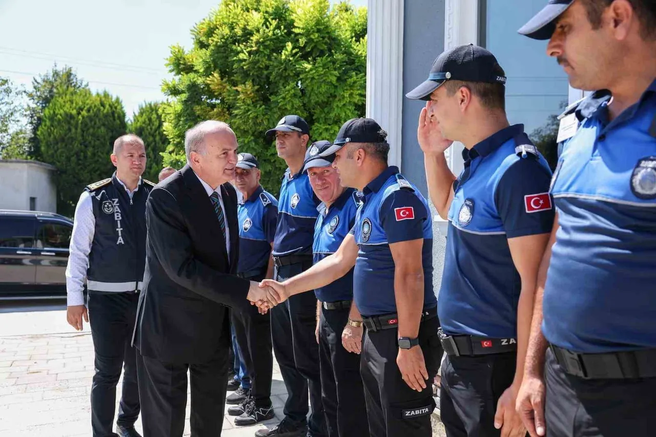 DÜZCE BELEDİYE BAŞKANI DR. FARUK ÖZLÜ, ZABITA HAFTASI DOLAYISIYLA ZİYARET ETTİĞİ PERSONELE TESPİH...