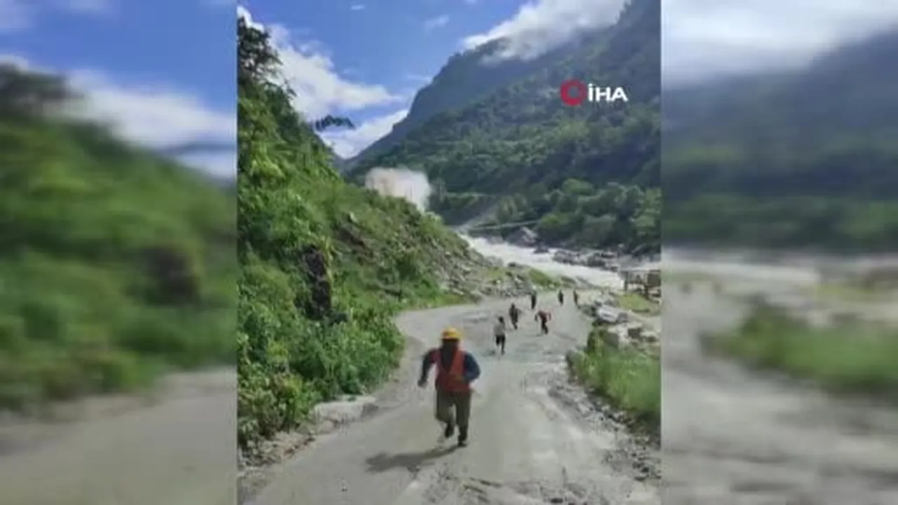 Nepal'in Çin sınırındaki Bhotekoshi Nehri'nde meydana gelen sel felaketinde hayatını kaybedenlerin...