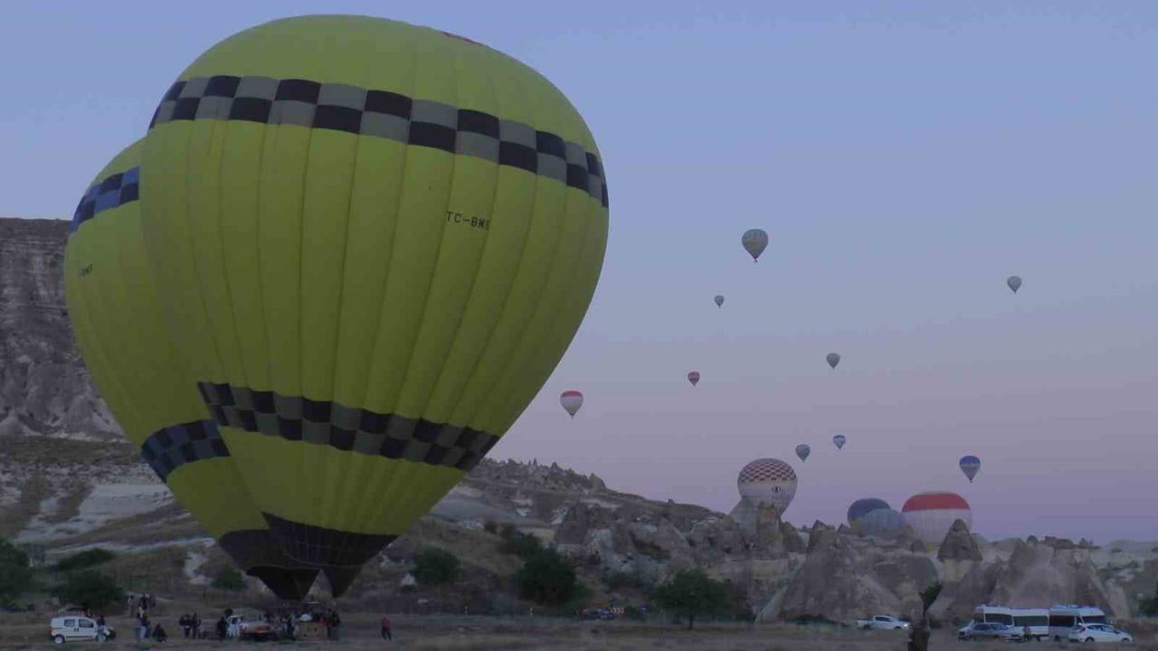 KAPADOKYA’DA ETKİLİ OLAN OLUMSUZ HAVA ŞARTLARI NEDENİYLE SICAK HAVA BALONLARI ÜÇ GÜNDÜR...