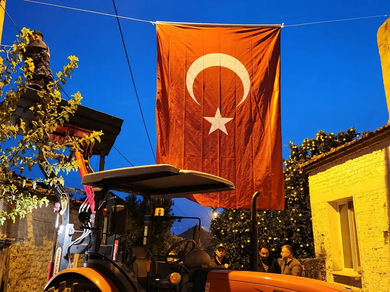 ŞEHİDİN EVİNE TÜRK BAYRAKLARI ASILDI